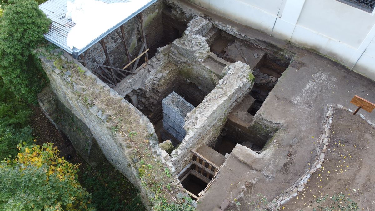 Archeologové objevili v Sázavském klášteře výjimečně dochované pozůstatky středověkého domu